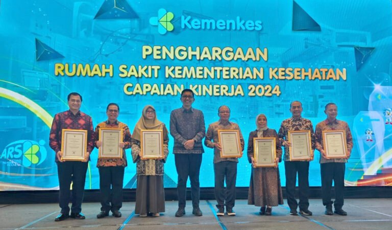 Dirut RS Adam Malik dr Zainal Safri menerima 4 penghargaan dari Kemenkes atas kinerja tahun 2024